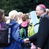 ▲	Pątników pobłogosławił i odprowadził na pielgrzymi szlak  bp Tadeusz Lityński.