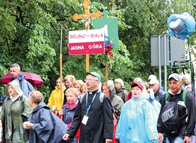 ◄	Ks. prał. Józef Walusiak na czele jubileuszowej pielgrzymki diecezjalnej.