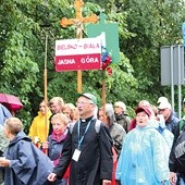 ◄	Ks. prał. Józef Walusiak na czele jubileuszowej pielgrzymki diecezjalnej.