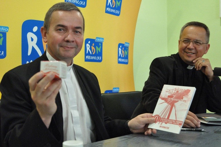 Ks. Roman Majoch prezentuje balsam miłosierdzia i informator PPT. Z prawej ks. Zbigniew Szostak