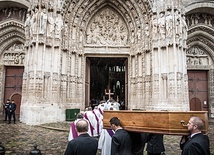 Pogrzeb ks. Jacques’a Hamela w katedrze Notre Dame. Ks. Hamel został zamordowany 26 lipca przez dżihadystów podczas sprawowania Mszy św. 2.08.2016. Rouen, Francja
