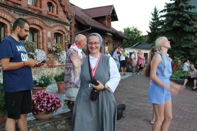 Pogodny wieczór cieszyńskich pątników w Kochłowicach