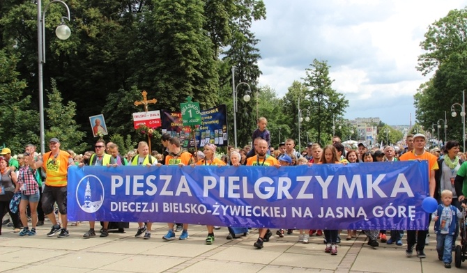 Na czele kolumny pielgrzymów bielsko-żywieckich weszli pątnicy, którzy 6 sierpnia wyruszyli z Hałcnowa