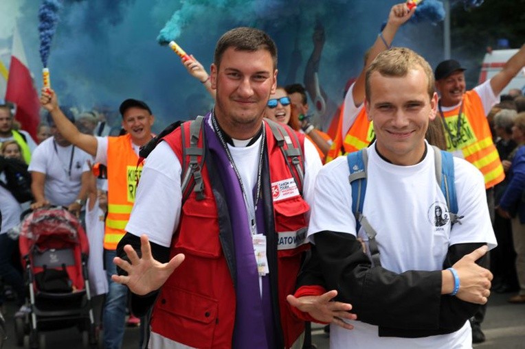 Księża: Michał Gajzler i Paweł Wawak wprowadzili na Jasną Górę pątników z Andrychowa i okolic