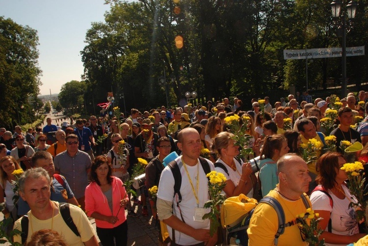 Pątnicy u stóp Janej Góry 