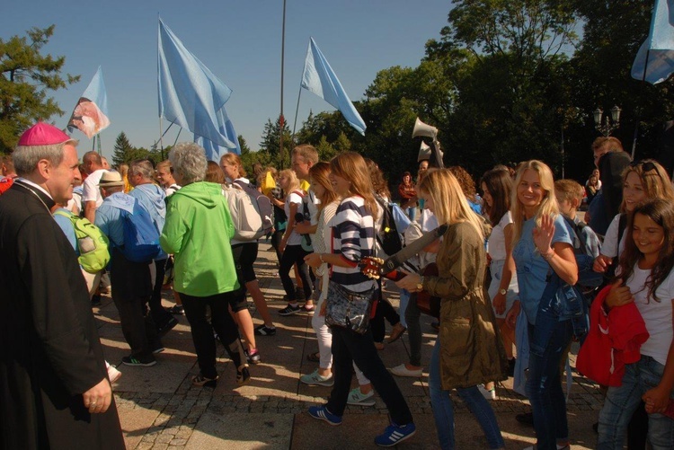 Pątnicy u stóp Janej Góry 