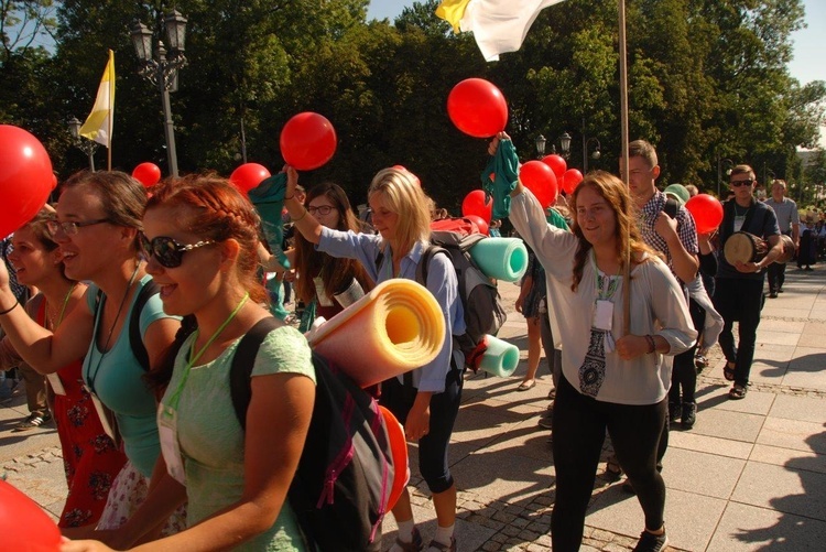 Pątnicy u stóp Janej Góry 