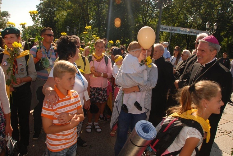 Pątnicy u stóp Janej Góry 