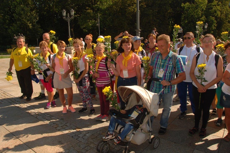 Pątnicy u stóp Janej Góry 