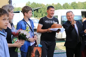 Rodzinie repatriantów zgotowano staropolskie powitanie. Z prawej burmistrz Żabna Stanisław Kusior