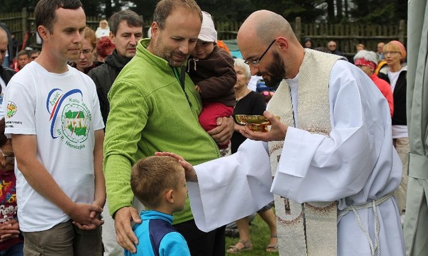 Żadne dziecko nie chcialo być pominięte podczas błogosławieństwa!