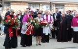 Bp Roman Pindel i premier Beata Szydło podczas złożenia kwiatów w miejscu placu apelowego, gdzie o. Kolbe zgłosił się na śmierć