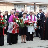 Bp Roman Pindel i premier Beata Szydło podczas złożenia kwiatów w miejscu placu apelowego, gdzie o. Kolbe zgłosił się na śmierć