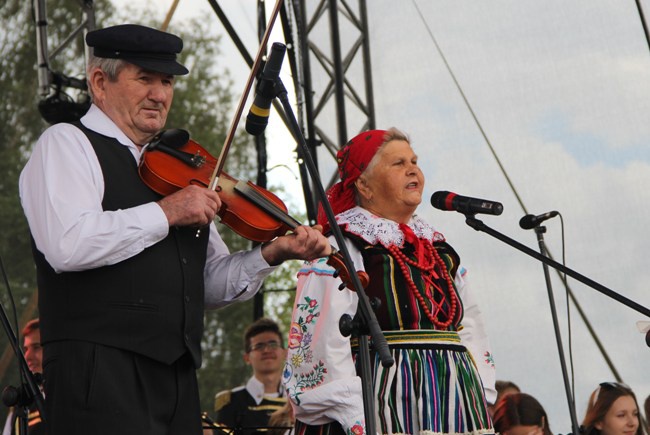 Z dożynkowymi wieńcami