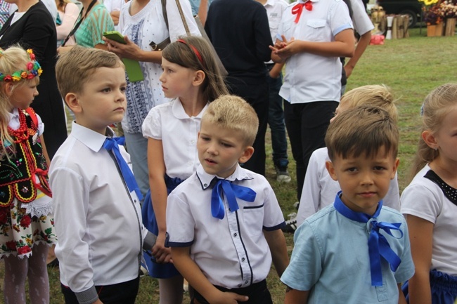 Z dożynkowymi wieńcami