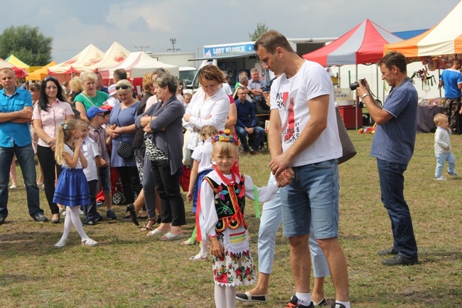 Z dożynkowymi wieńcami