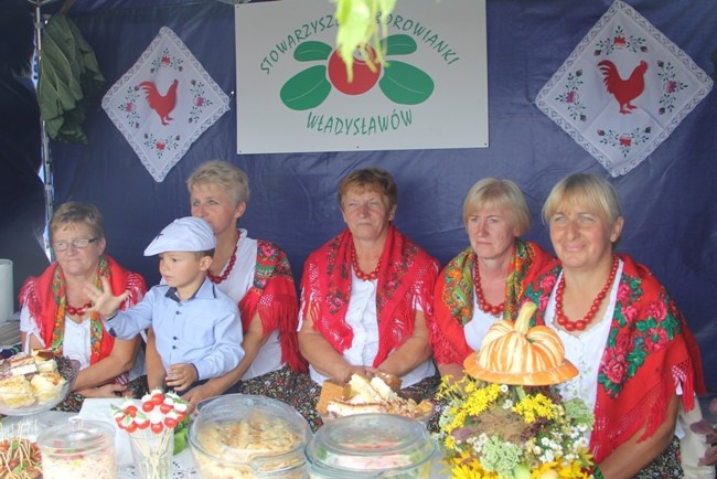 Z dożynkowymi wieńcami