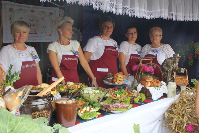 Z dożynkowymi wieńcami