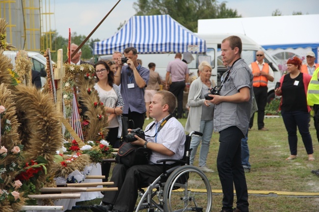 Z dożynkowymi wieńcami