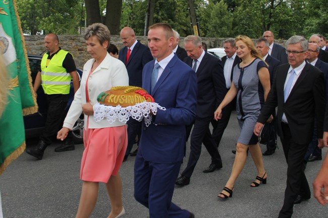 Z dożynkowymi wieńcami