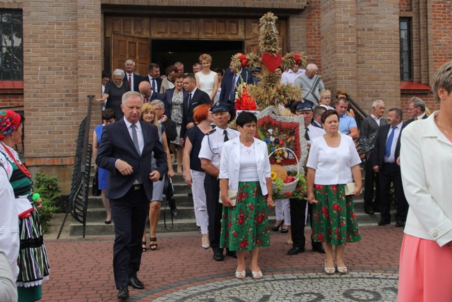 Z dożynkowymi wieńcami