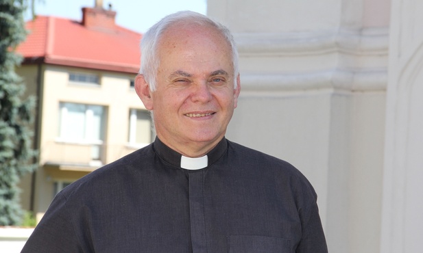 Proboszcz ks. Andrzej Maleszyk wprowadził do baranowskiego kościoła relikwie bł. Matki Teresy z Kalkuty.