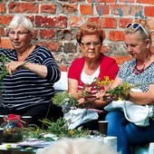 ◄	Zioła mogą działać również relaksacyjnie.  Na przykład jeśli upleciemy sobie z nich wianek.