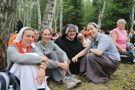 Siostry zakonne: salezjanki, misjonarka klaretynka  i siostra ze zgromadzenia  Matki Bożej Miłosierdzia na pielgrzymim  szlaku na Jasną Górę.