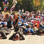 Pielgrzymi przed wejściem do sanktuarium oddawali pokłon Maryi.