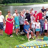 ▲	Grupa pielgrzymów, którzy kajakami udali się do Matki Bożej Świętolipskiej.