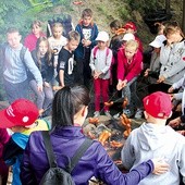 ◄	Jedną z wielu wakacyjnych atrakcji było ognisko w gospodarstwie rolnym we Wrociszowie oraz gry terenowe z harcerzami.