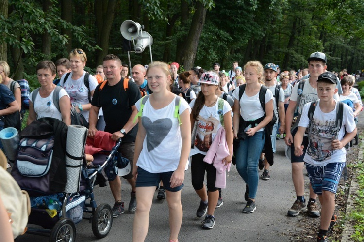 W Zawadzkiem pielgrzymi witani kwiatami