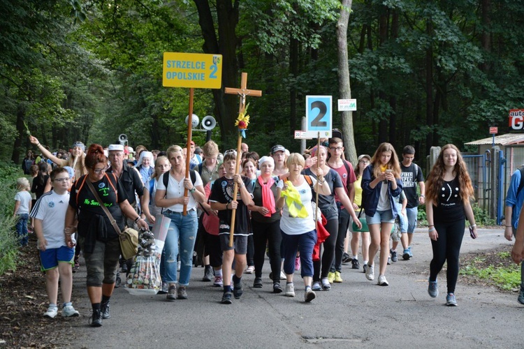 W Zawadzkiem pielgrzymi witani kwiatami