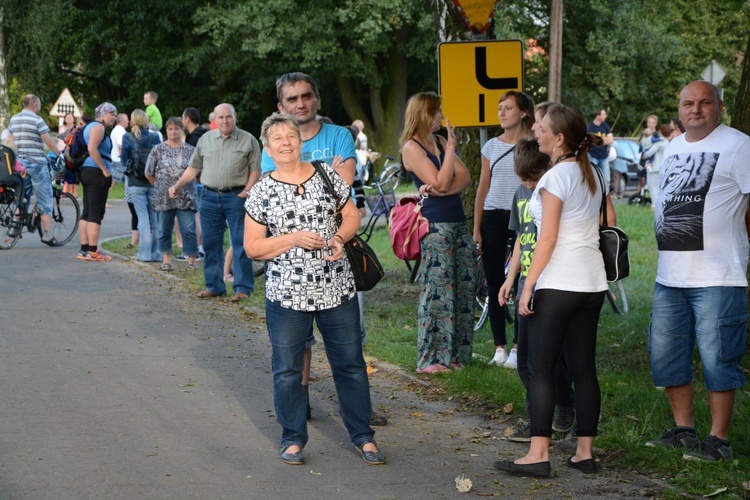 W Zawadzkiem pielgrzymi witani kwiatami