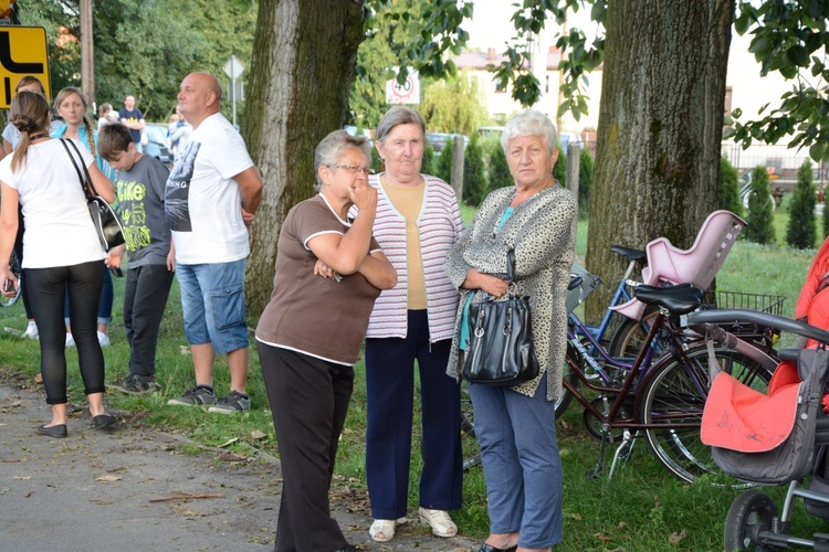 W Zawadzkiem pielgrzymi witani kwiatami