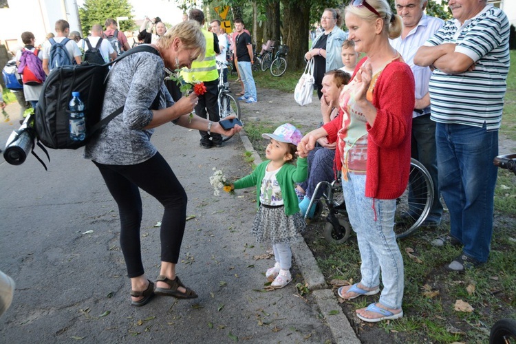 W Zawadzkiem pielgrzymi witani kwiatami