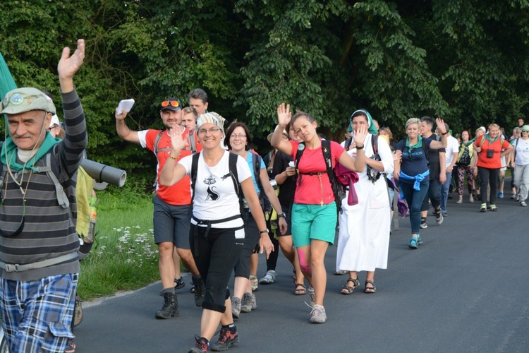 W Zawadzkiem pielgrzymi witani kwiatami