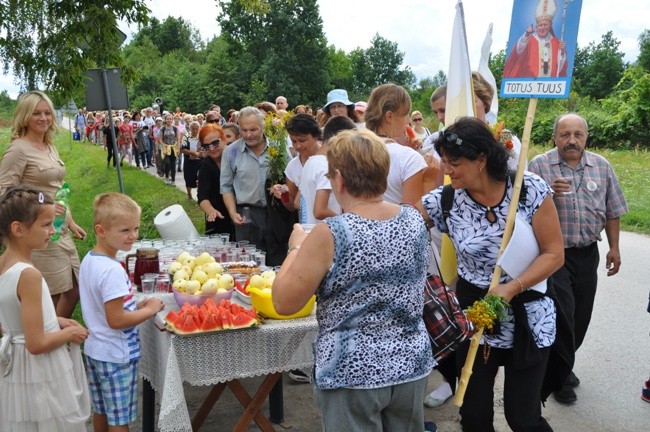 Po drodze na pielgrzymów czeka poczęstunek