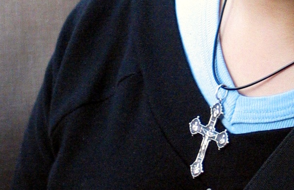 Kampania promująca noszenie krzyża dzieli społeczeństwo