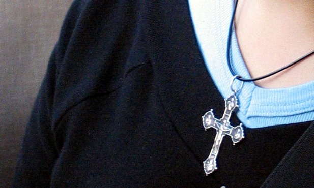 Kampania promująca noszenie krzyża dzieli społeczeństwo