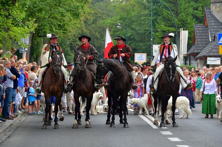 Folklor świata pod Giewontem - korowód przez miasto