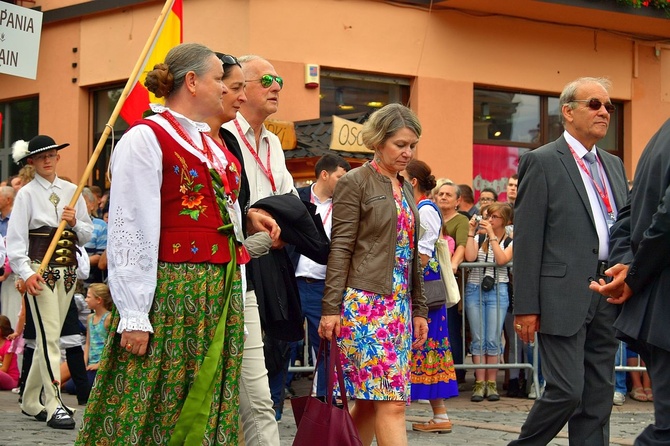 Folklor świata pod Giewontem - korowód przez miasto