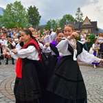 Folklor świata pod Giewontem - korowód przez miasto