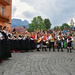 Folklor świata pod Giewontem - korowód przez miasto