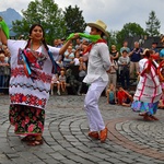 Folklor świata pod Giewontem - korowód przez miasto