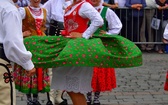 Folklor świata pod Giewontem - korowód przez miasto