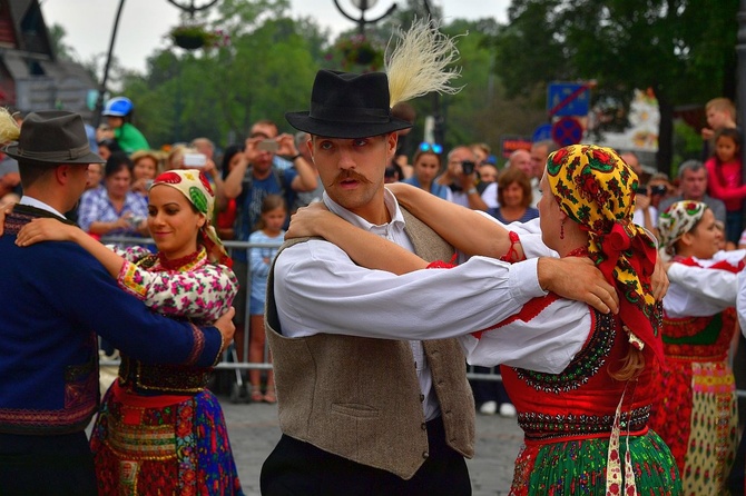 Folklor świata pod Giewontem - korowód przez miasto