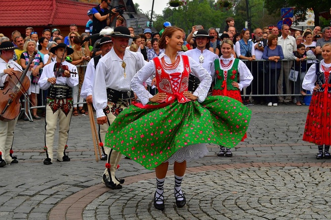 Folklor świata pod Giewontem - korowód przez miasto