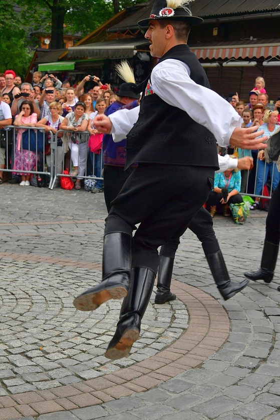 Folklor świata pod Giewontem - korowód przez miasto