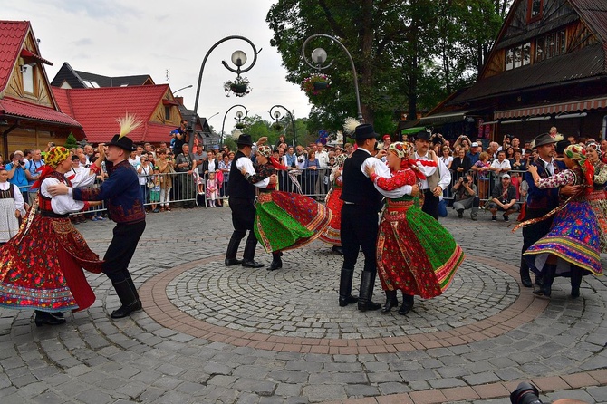 Folklor świata pod Giewontem - korowód przez miasto